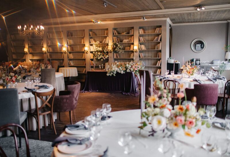 Зал-библиотека с панорамными окнами